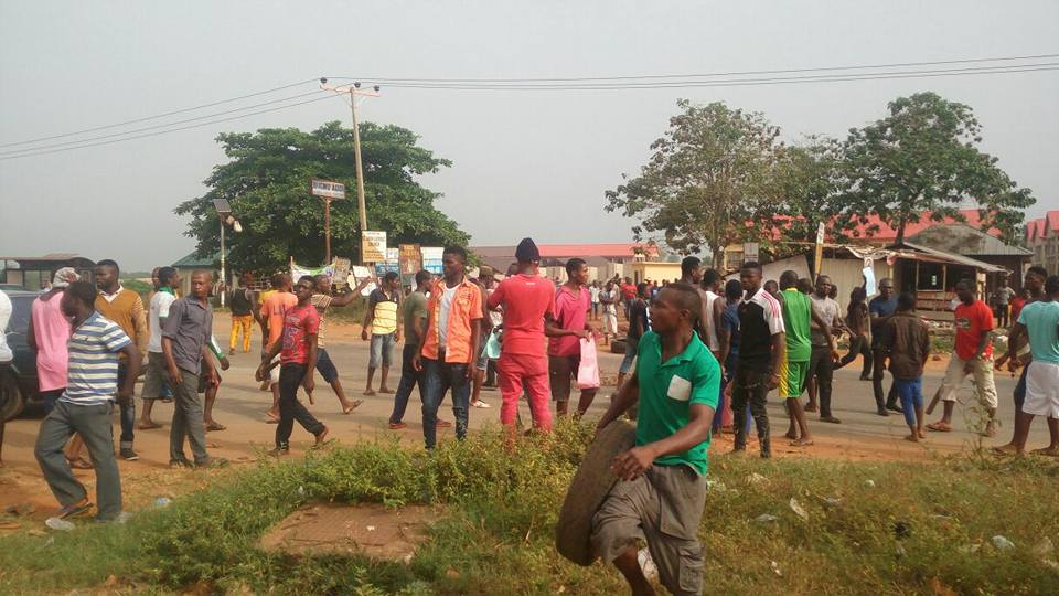 BREAKING: Angry Youths On Rampage In Anambra