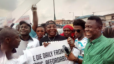 PHOTOS NEWS!!! Charly Boy Joins Sowore At National Stadium As #Istandwithnigeria Protest Continues….
