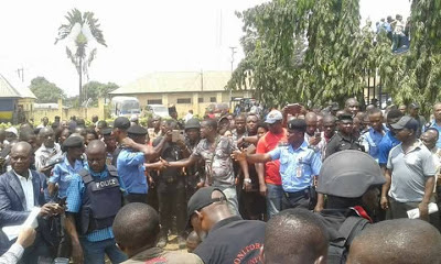Crowd Gather to witness, As Corpse of Notorious Kidnapper [Vampire] Is Brought to Police Headquarters