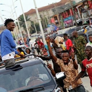 See How Massive Crowd Troops Out In Warri To Welcome Their Hero ‘Efe’ 