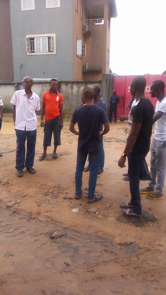 OMG!!! See How Security Man, Manh00d Disappeared After Assisting A Lady To Lift Her Bag In Rivers [Photos]