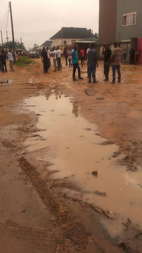 OMG!!! See How Security Man, Manh00d Disappeared After Assisting A Lady To Lift Her Bag In Rivers [Photos]
