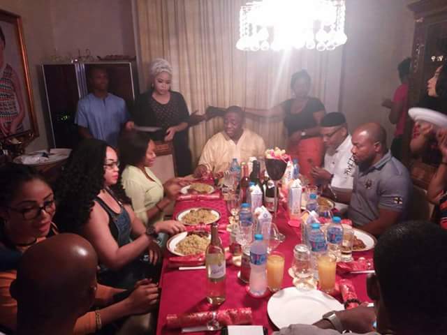Biafra Update!!!Nnamdi Kanu Spotted Eating With FFK In The Midst Of People More Than 10 