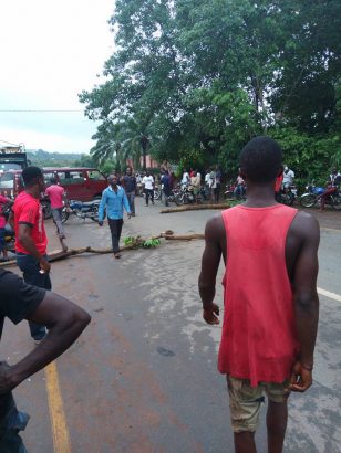 Policemen Flee As Road Block They Mounted Caused The Death Of 4 People In Anambra State [Photos] 