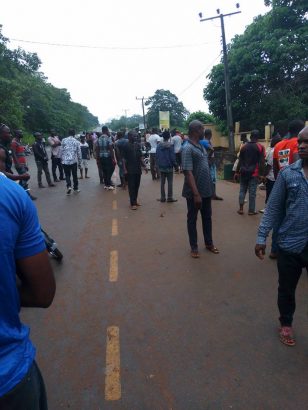 Policemen Flee As Road Block They Mounted Caused The Death Of 4 People In Anambra State [Photos] 