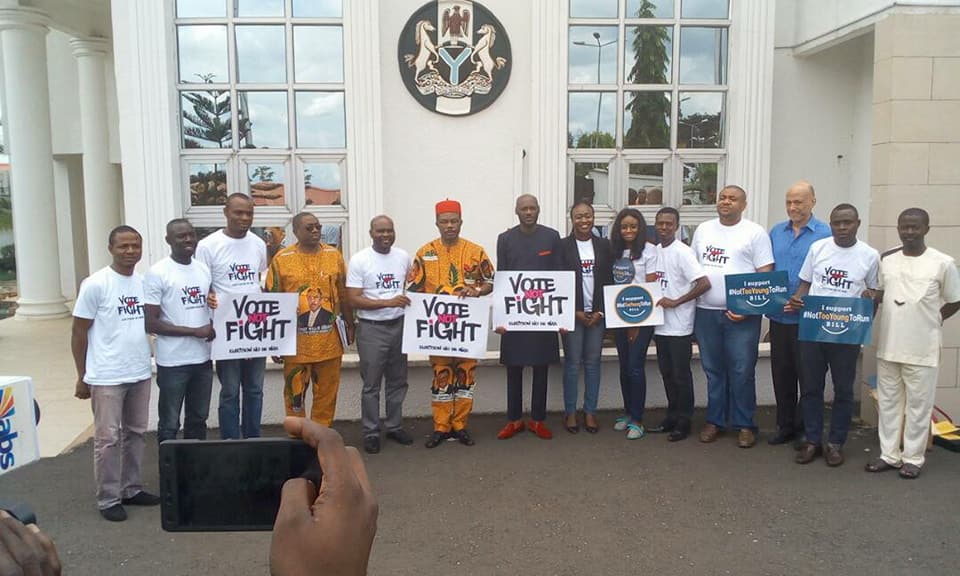 Just In: Gov. Obiano Receives 2face Idibia’s Vote Not Fight Campaign Train [Photo] 