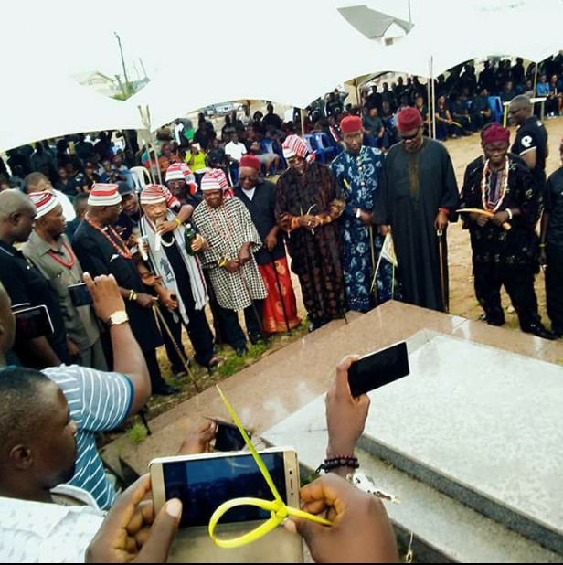 BREAKING!!! Owerri Elders Goes Spiritual, Visit Graveside Of Their Ancestors, Invite Them To Strike Okorocha [Photos] 