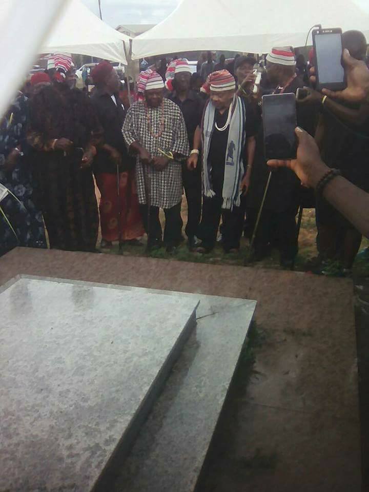 BREAKING!!! Owerri Elders Goes Spiritual, Visit Graveside Of Their Ancestors, Invite Them To Strike Okorocha [Photos]