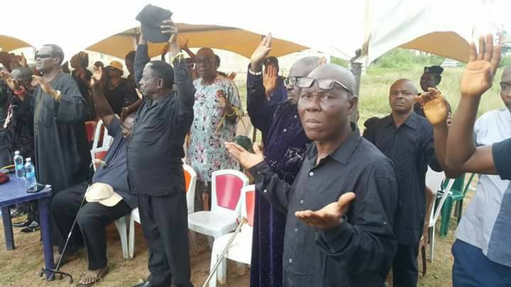 BREAKING!!! Owerri Elders Goes Spiritual, Visit Graveside Of Their Ancestors, Invite Them To Strike Okorocha [Photos]