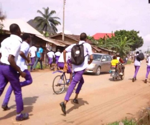 Serious Tension Coming From Anambra State As Parents Hurriedly Withdrawing Kids From Schools Over News Of Fake Injections Administers By Soldiers