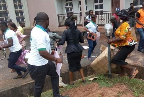 APGA Members Spotted Running around for Food and N1000 for Attending Obiano’s Flag-Off