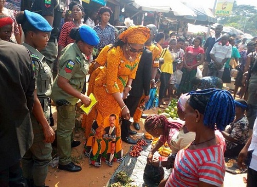 ANAMBRA ELECTION 2017: Anambra State Governor’s Wife Ebelechukwu Obiano Pictured Buying Food Items 