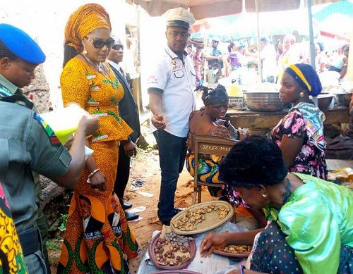 ANAMBRA ELECTION 2017: Anambra State Governor’s Wife Ebelechukwu Obiano Pictured Buying Food Items 
