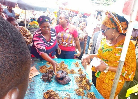 ANAMBRA ELECTION 2017: Anambra State Governor’s Wife Ebelechukwu Obiano Pictured Buying Food Items 
