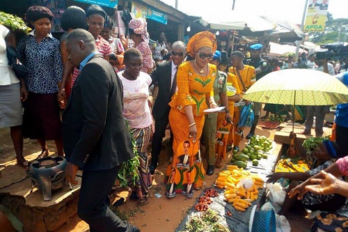 ANAMBRA ELECTION 2017: Anambra State Governor’s Wife Ebelechukwu Obiano Pictured Buying Food Items 