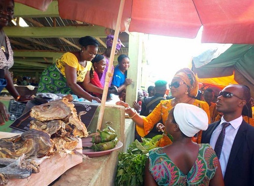 ANAMBRA ELECTION 2017: Anambra State Governor’s Wife Ebelechukwu Obiano Pictured Buying Food Items 