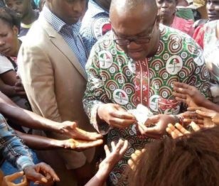 Ex-Governor, Peter Obi, Spotted Sharing Money Ahead Of Anambra Governorship Election