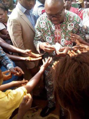 Ex-Governor, Peter Obi, Spotted Sharing Money Ahead Of Anambra Governorship Election