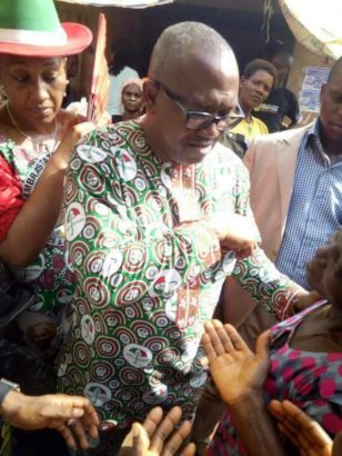 Ex-Governor, Peter Obi, Spotted Sharing Money Ahead Of Anambra Governorship Election