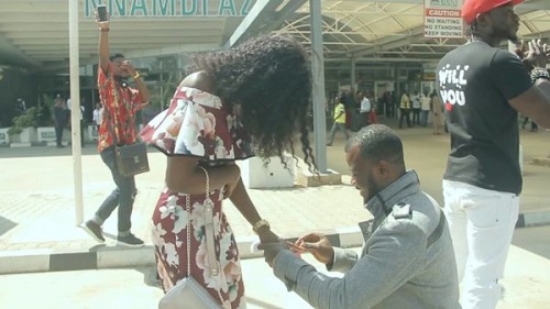 Two Nigerians Comedians Proposes To Their Girlfriends At Abuja Airport, Same Time [Photo]