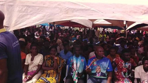 See The Huge Crowd Waiting For Buhari In Anambra [Photos]