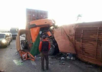 BLACK SUNDAY!!!! Bl00d Flows Like a River After a Bus Collides with Truck On Highway [photos]