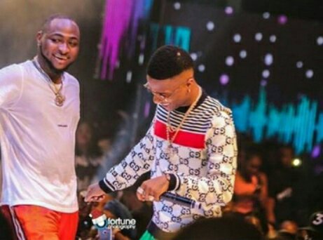 Heart Photo of Wizkid and Davido as They Hug Each Other at 30billion Concert