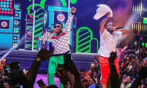 Heart Photo of Wizkid and Davido as They Hug Each Other at 30billion Concert