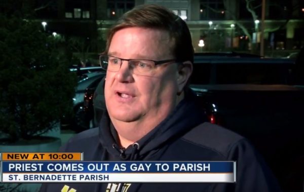 Catholic Priest Comes Out As A Gay In Front Of His Parishioners, Gets Standing Ovation