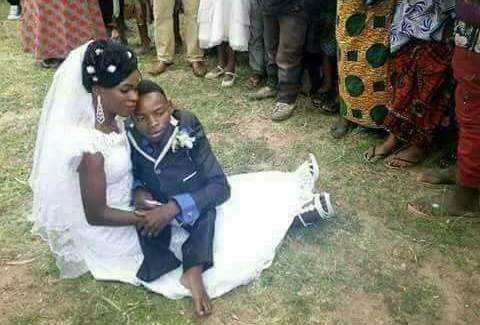 Too much love: Lady carries her physically challenged husband as they posed for photos on their wedding day