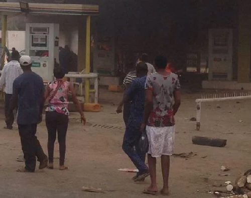 NNPC Fuel Station Along Lagos – Abeokuta Expressway Is Currently On Fire!! [Photos]