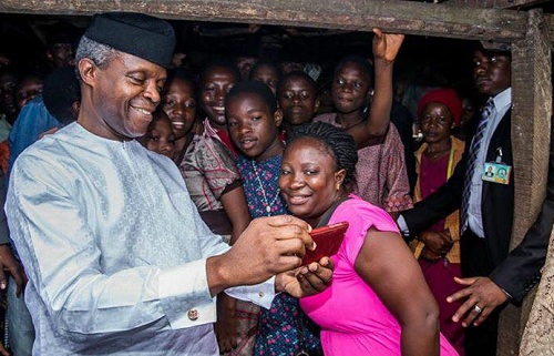 VP Osinbajo Takes A Lovely Selfie With Market Women And Children At Ikenne