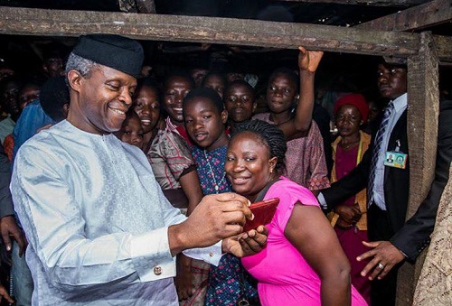 VP Osinbajo Takes A Lovely Selfie With Market Women And Children At Ikenne
