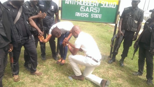 Man Allegedly Proposes To His Girlfriend At SARS Headquarters In Rivers State [Photos]