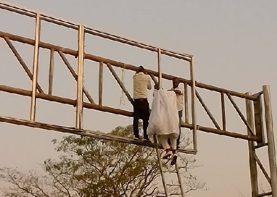 Man Tries To Hang Himself Publicly In Abuja In Support Of Presidential Aspirant [Photo]