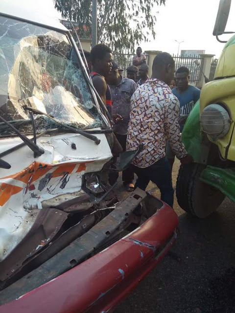 Passengers Cheats Death In Anambra As Their Bus Rams Into A Truck [Photos]