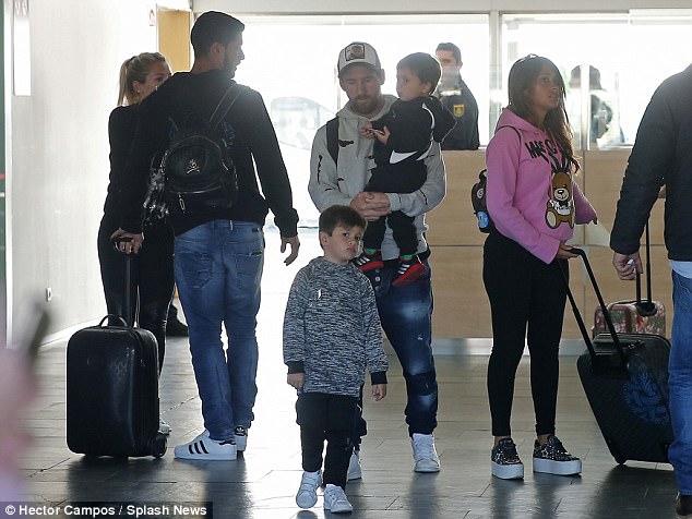 Lionel Messi and Suarez Arrive Back in Barcelona After Holiday with Their Families [Photos]