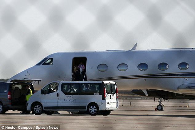 Lionel Messi and Suarez Arrive Back in Barcelona After Holiday with Their Families [Photos]