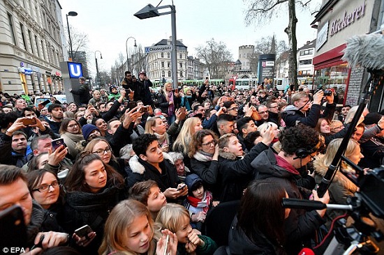 Former Arsenal Striker Lukas Podolski Now Sells Shawarma in Germany [Photos]