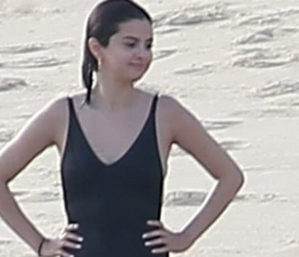 Selena Gomez Rounds Off the Year by Showing a Huge New Scar On Her Right Thigh [Photos]