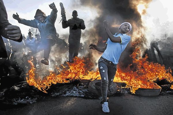 BREAKING: South Africans Renews Xenophobia Attack, Attacks Nigerians, Burn Their Houses