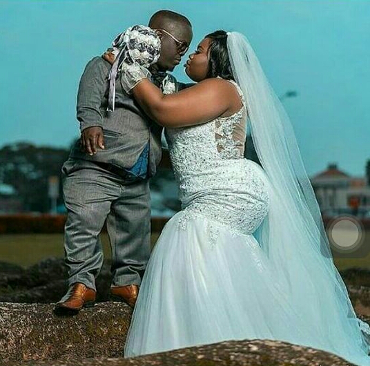 Heart Melting Wedding Photo Of Woman Kneeling To Kiss Her 'Small' Groom