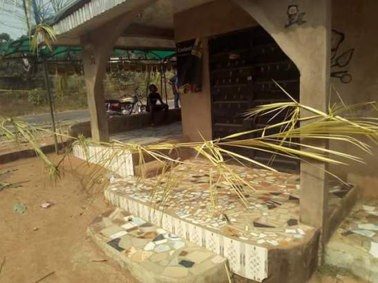 Irate Youths Storm Home of Woman Who Reportedly Kidnapped and Sold A 5-Year-Old Child in Imo