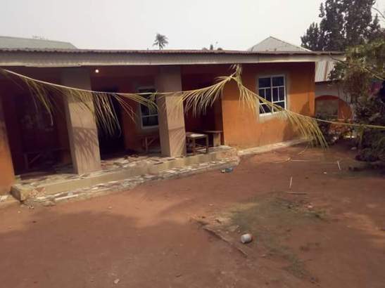 Irate Youths Storm Home of Woman Who Reportedly Kidnapped and Sold A 5-Year-Old Child in Imo
