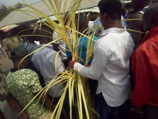 Irate Youths Storm Home of Woman Who Reportedly Kidnapped and Sold A 5-Year-Old Child in Imo