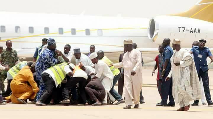 Serious Pandemonium In Kano Airport As Atiku Abubakar Shares Money On Arrival [Photos]