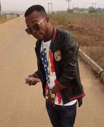 girlfriend kneels before the coffin of her late boyfriend to pay her last respect