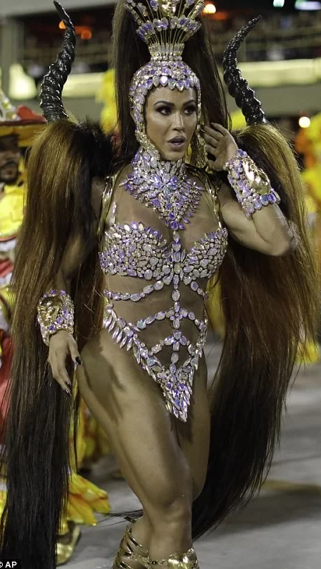 20 Mouth Droping Photos of Brazilian Dancers in Sparkly G-Strings and Skimpy Wears as They Flood The Street For Rio Carnival [Photos]