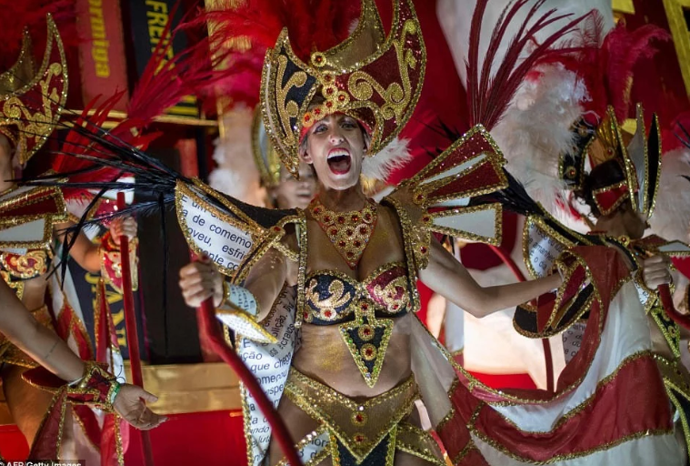 20 Mouth Droping Photos of Brazilian Dancers in Sparkly G-Strings and Skimpy Wears as They Flood The Street For Rio Carnival [Photos]