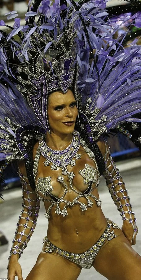 20 Mouth Droping Photos of Brazilian Dancers in Sparkly G-Strings and Skimpy Wears as They Flood The Street For Rio Carnival [Photos]